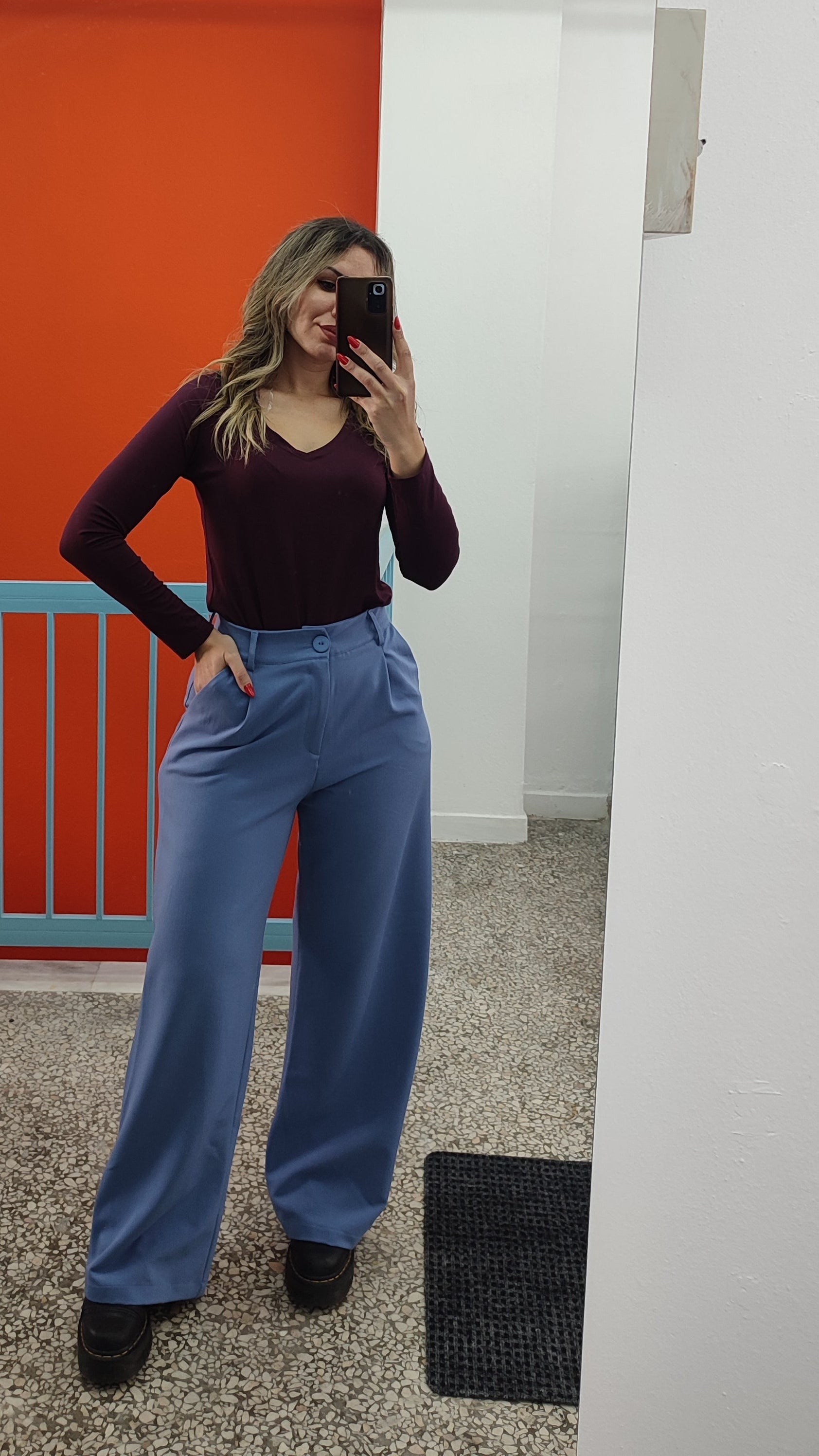 Μπλούζα με V άνοιγμα δαμασκηνί