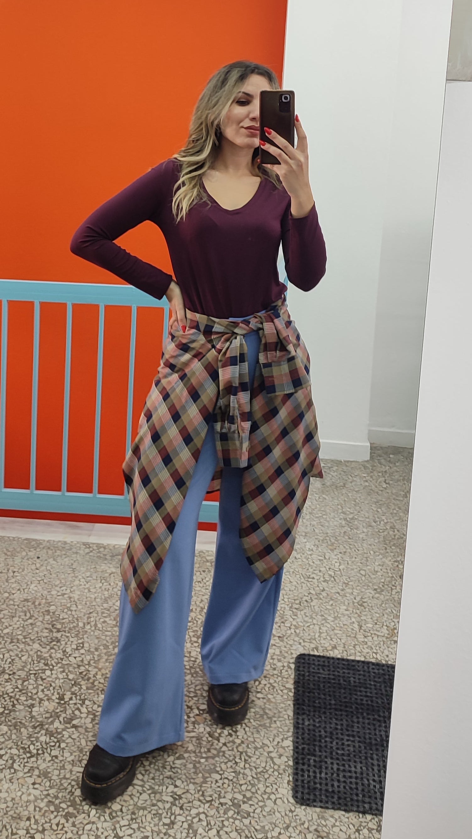 Μπλούζα με V άνοιγμα δαμασκηνί