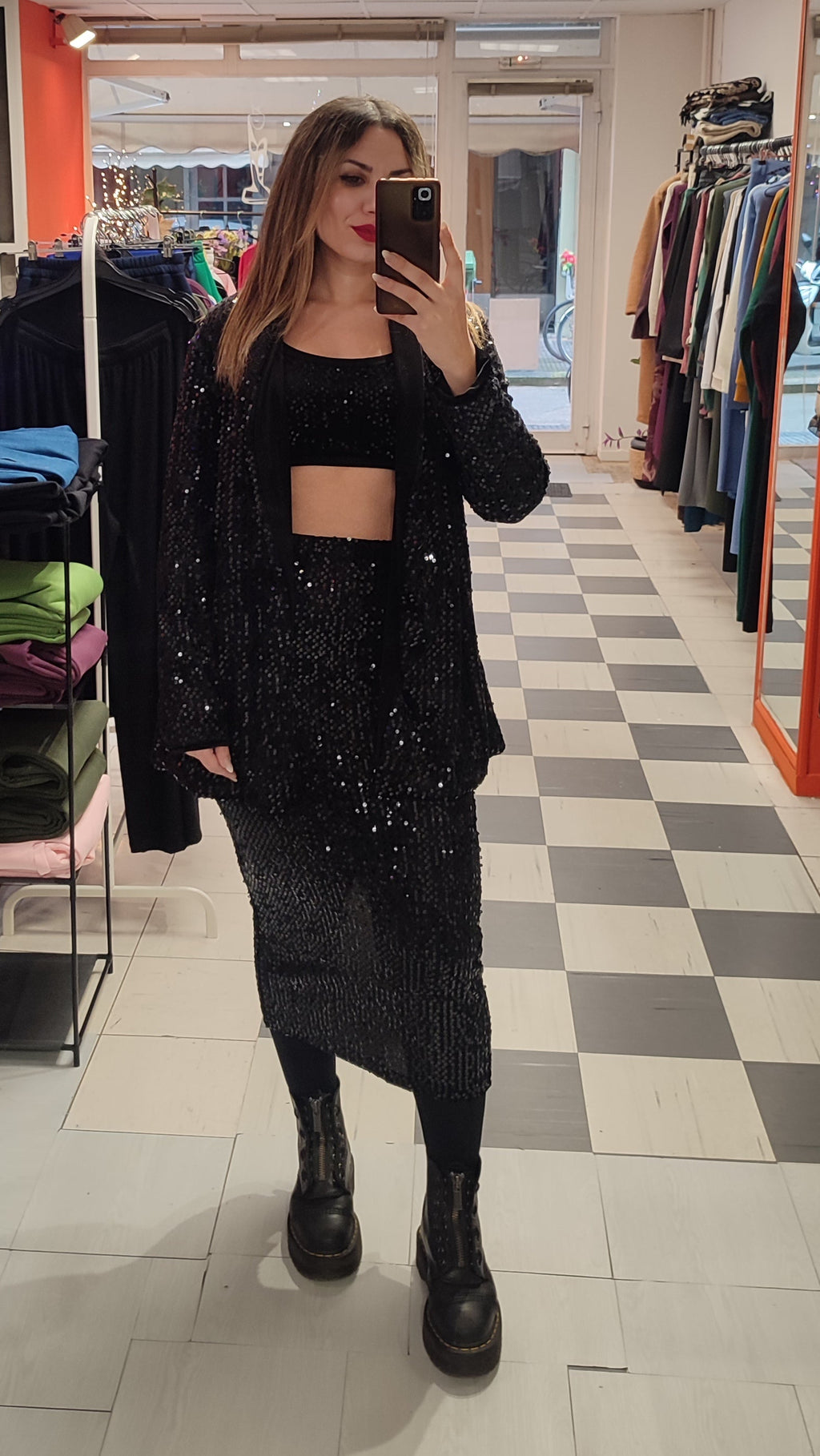 Φούστα μίντι με παγιέτες μαύρη